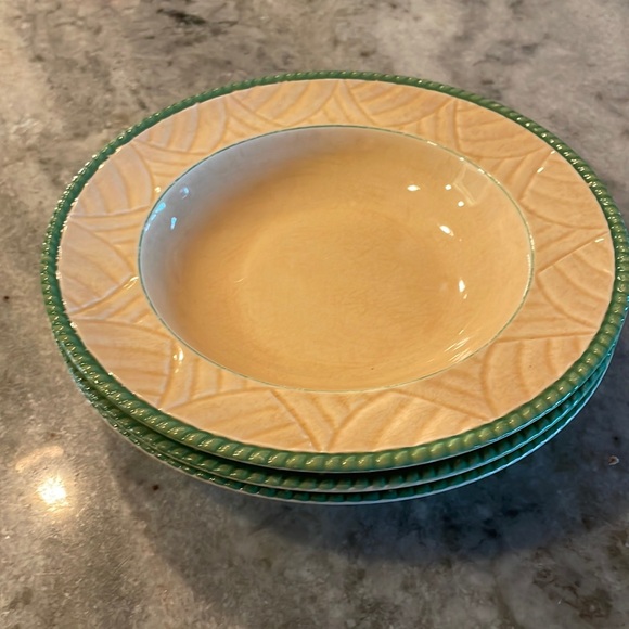 Sheffield bowls with painted Green Trim. Excellent used condition. 8 1/2” 5qty - Picture 1 of 8